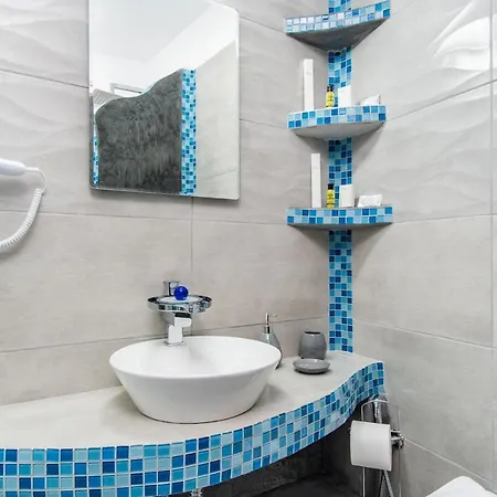 N Renieris Apartman *